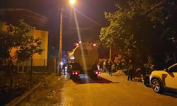 Kozan ilçesinde yangın çıkan evin damında mahsur kalan 6 kişi kurtarıldı