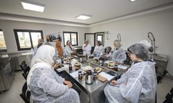 Mersin'de kadın üreticilere bitki çayı eğitimi