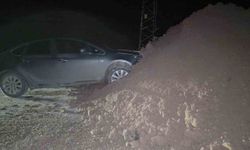 Önlem alınmadan yola dökülen toprak yığını gece karanlığında kazaya neden oldu