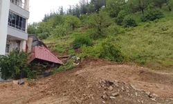 Osmaniye'de toprak kayması: Prefabrik ev devrildi, traktör göçük altında kaldı