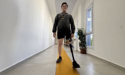 Protezle yürüyen depremzede çocuğun hayali futbolcu olmak