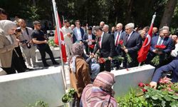 Şehit babasının, elini öpüp bayramını kutlayan Vali'yle diyaloğu yürekleri ısıttı