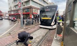 Tramvayın altına giren yavru kedi, yolcuları ve durak görevlilerini alarma geçirdi