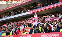 Tribünlerin 'Gandalf Dedesi' ömrünü kırmızı ve beyaz renklere adadı