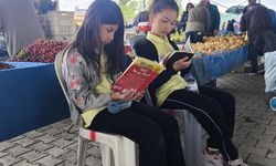 Yeşilova'da ilkokul öğrencileri halk pazarında kitap okuma etkinliği düzenledi