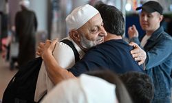 Yurda dönen hacılar İstanbul Havalimanı'nda yakınları tarafından karşılandı