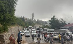 Adana'da heyelan nedeniyle kapanan Feke-Kozan kara yolu ekiplerce açıldı