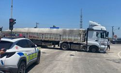 Adana'da tırın iki otomobile çarpması sonucu 5 kişi yaralandı