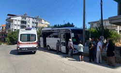 Antalya'da elektrik direğine çarpan midibüsün sürücüsü ağır yaralandı