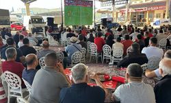Antalya'da milli maç plajda ve toptancı halinde kurulan dev ekranlardan izlendi
