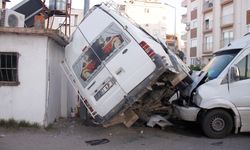 Antalya'da tarım işçilerini taşıyan 2 minibüsün çarpıştığı kazada 5 kişi yaralandı