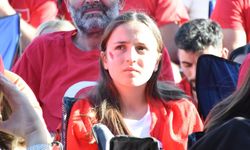Antalya'da vatandaşlar A Milli Futbol Takımı'nın maçını dev ekrandan izledi