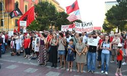 Arnavutluk'ta Zvernec'teki turizm projesine karşı gösteriler 17. gününde sürüyor