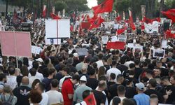 Arnavutluk'ta Zvernec'teki turizm projesine karşı gösteriler 7'nci gününde sürüyor