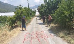 Bozyazı'da vatandaşa ait araziden geçen yol trafiğe kapatıldı