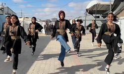 Gazzeli kız çocukları İsrail saldırılarının psikolojik etkilerini 'debke'yle atmaya çalışıyor
