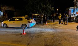Hatay'da hafif ticari araçla motosikletin çarpıştığı kazada 1'i ağır 3 kişi yaralandı