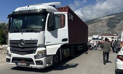 Hatay'da tırın çarptığı motosikletteki anne ve 2 çocuğu yaralandı