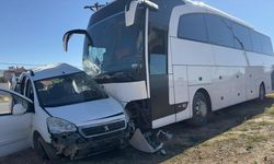 Isparta'da tur otobüsüyle çarpışan hafif ticari araçtaki sürücü hayatını kaybetti