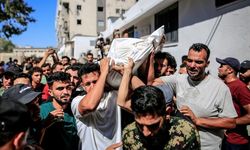 İsrail, Gazze'de düğün davetiyesini dağıtmaya çıkan damat adayını öldürdü