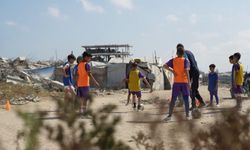 İsrail saldırılarıyla yıkılan Gazze'de futbolcular, zorluklara rağmen tutkularından vazgeçmiyor