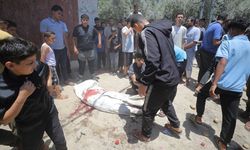İsrail'in Gazze'de sivillerin bulunduğu noktaya düzenlediği İHA saldırısında 2 Filistinli hayatını kaybetti