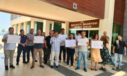Konyaaltı Belediyesinde ikramiye ve sosyal haklarını alamayan memurlar eylem yaptı