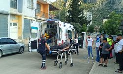Kozan ilçesinde otomobille çarpışan motosikletteki 2 kişi yaralandı