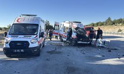 Kütahya'da ambulansın iki tıra çarptığı kazada 1 kişi öldü, 4 kişi yaralandı