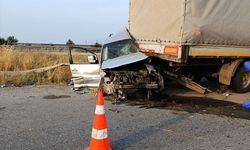 Mersin'de tıra çarpan hafif ticari araçtaki 1 kişi öldü, 4 kişi yaralandı