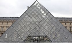 Paris'teki Louvre Müzesi aşırı sıcaklar nedeniyle kapılarını erken kapatacak