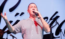 Türk Halk Müziği sanatçısı Sümer Ezgü, Antalya'da konser verdi