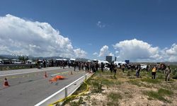 Van'da pikap ile hafif ticari aracın çarpıştığı kazada 4 kişi hayatını kaybetti, 2 kişi yaralandı