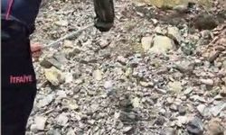Yatak ve halıların arasına saklanan yılanı itfaiye buldu