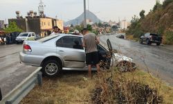 Adana'da demir bariyere çarpan otomobilin sürücüsü yaralandı