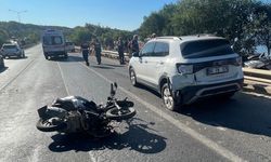 Alanya'da park halindeki otomobile çarpan motosikletteki 2 kişi ağır yaralandı
