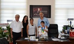 Anamurlu ilkokul öğrencisi Singapur'daki matematik yarışmasında madalya kazandı