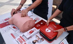 Ani kalp durmalarına karşı üretilen cihaz Mersin'de meydanlara yerleştirildi