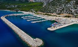 Antalya Balıkçı Barınağı'ndaki tekne yoğunluğu havadan görüntülendi