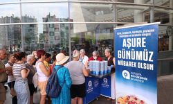 Antalya Büyükşehir Belediyesi aşure ikramını sürdürüyor