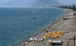 Antalya'da 38 dereceyi bulan sıcaklık sahilleri doldurdu