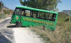 Antalya'da safari aracının yoldan çıkması sonucu 2 kişi yaralandı