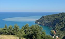 Bartın'da ırmağın taşıdığı çamurlu suyla denizin rengi değişti