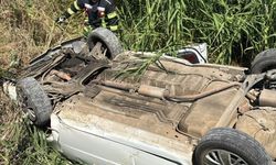 Burdur'da kanala devrilen otomobildeki 2 kişi yaralandı