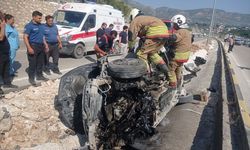 Defne ilçesinde refüje çarparak devrilen otomobildeki 3 kişi yaralandı