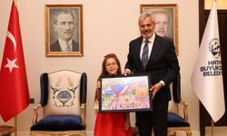 Dünya Birincisi Minik Asya, Öntürk’ü Süper Kahraman Olarak Çizdi