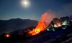 GÜNCELLEME 3 - Antalya'nın Kumluca ilçesinde çıkan orman yangınına müdahale ediliyor