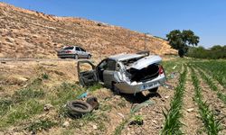 Hatay'da tarlaya yuvarlanan otomobildeki 2 kişi yaralandı