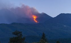 İtalya'da Etna Yanardağı kül ve lav püskürttü