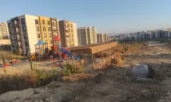Dikmece TOKİ'de Çocuklar Lağım Suyunda Oynuyor, Tepkiler Çığ Gibi!
